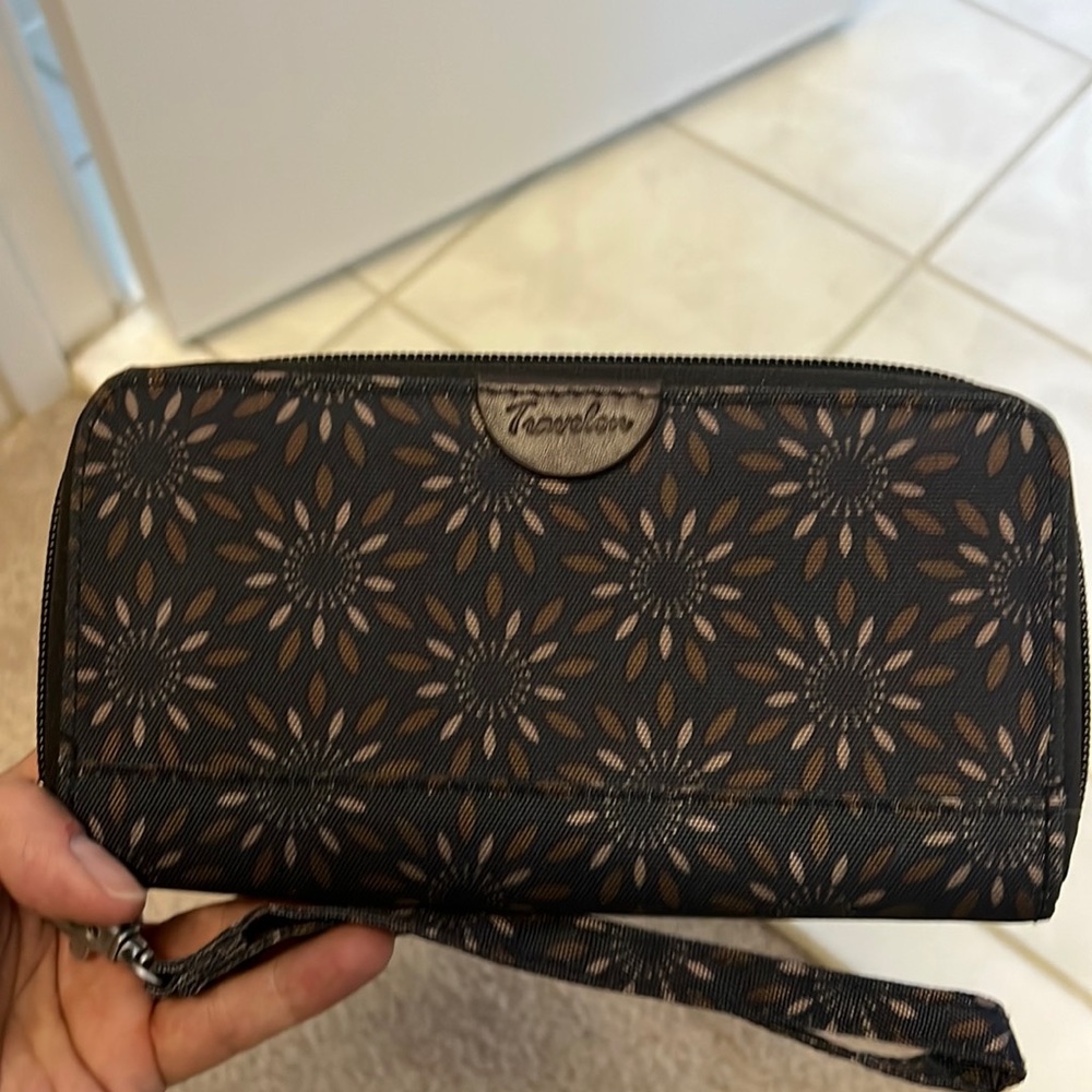 Travelon Black & Brown Wristlet Wallet NWOT